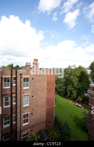 Herrenhaus-Block auf Riverside Gärten in Barnes, mit Blick auf Hammersmith Bridge, London, England, Großbritannien Stockfoto