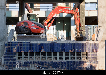 Ein Bagger arbeitet auf Abriss eines Gebäudes in Tours, Frankreich. Stockfoto