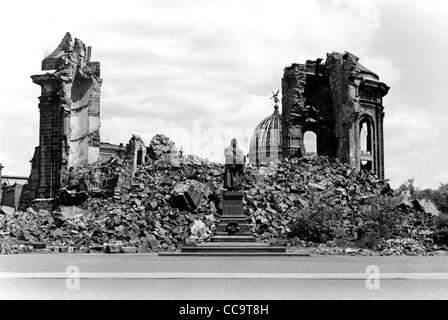 Ruine der Frauenkirche in Dresden mit dem Denkmal für Martin Luther - Kirche Notre-Dame. Stockfoto