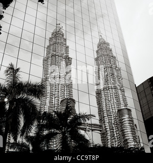 Moderne Architektur. Reflexion von den Petronas Twin Towers in Kuala Lumpur in Malaysia in Südostasien. Stockfoto