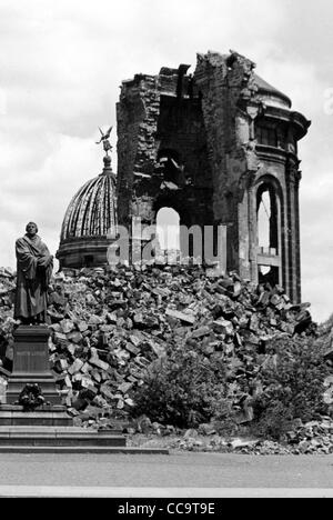 Ruine der Frauenkirche in Dresden mit dem Denkmal für Martin Luther - Kirche Notre-Dame. Stockfoto