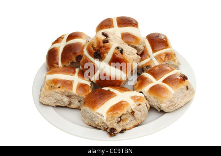 Hot Cross Buns auf einem Teller isoliert gegen weiß Stockfoto