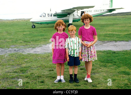 Drei rote behaarte Kinder on Air strip auf Inis Meain - die (Mittelinsel) der Aran-Inseln. Co Galway - Irland Stockfoto