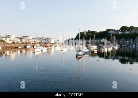 Porthmadog Hafen abends mit verankerten Yachten Stockfoto