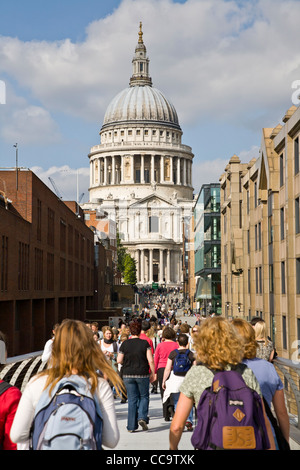 Menschen, die über die Millennium Bridge in London mit St. Pauls Kathedrale im Hintergrund Stockfoto