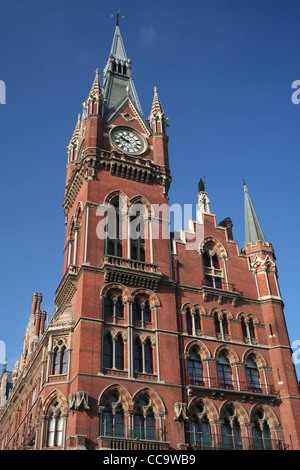 St Pancras Hotel/Kammern, Euston Road, London N1 blauen Himmel sonnigen obere Etagen nur zeigen. Stockfoto