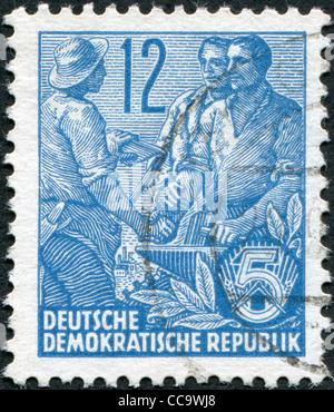 DDR - ca. 1953: Eine Briefmarke gedruckt in DDR gezeigt, Arbeiter, Bauern und Intellektuellen, ca. 1953 Stockfoto