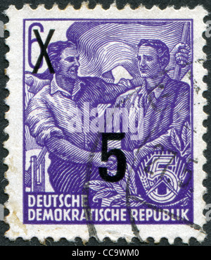 DDR - ca. 1953: Eine Briefmarke gedruckt in DDR, zeigt die deutschen und sowjetischen Arbeiter Hände schütteln (Aufdruck 1954), ca. 1953 Stockfoto