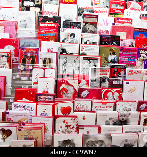Valentinstag (14. Februar) Karten zum Verkauf, in einem Zweig der W H Smith, UK Stockfoto