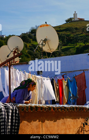 Eine marokkanische Frau auf der Terrasse des Hauses in Zirl. Rif-gebirge in Marokko. Stockfoto