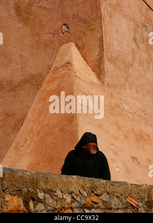 Ein Ältester das Tragen eines traditionellen djellaba mit der Fes im Hintergrund. Marokko. Stockfoto