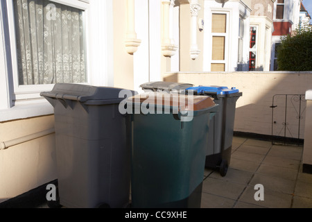 verschiedene Abfälle und recycling-Behälter in den Vorgarten eines Hauses in einem Wohngebiet von Cricklewood North London England uk Stockfoto