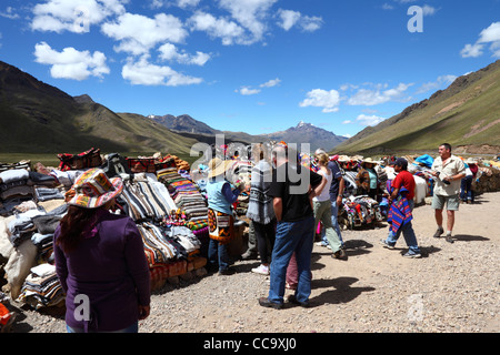 Touristen einkaufen an Souvenir-Ständen am La Raya Pass neben der Puno nach Cusco Bahn (verwendet von touristischen Zügen von Orient Express), Peru Stockfoto