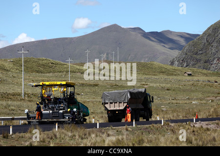 Straßenerneuerung und Bauarbeiten auf der Hauptstraße zwischen Cusco und Puno, Peru Stockfoto