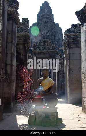 Buddha-Statue mit Weihrauchstäbchen, die im Bayon-Tempel in Angkor Thom in der Nähe von Siem Reap, Kambodscha, Asien, brennen Stockfoto