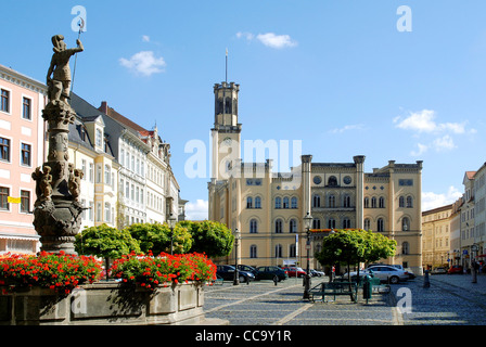 Rathaus der sächsischen Stadt Zittau im Stil der italienischen Renaissance und Roland-Brunnen auf dem Marktplatz. Stockfoto