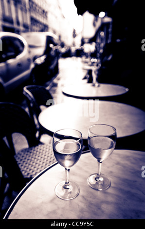 Weingläser auf einen Tisch im Freien, Paris, Frankreich Stockfoto