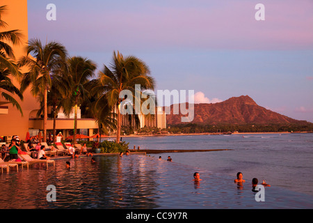 Sonnenuntergang und den Pool an der SheratonWaikiki, Waikiki Beach, Honolulu, Hawaii. Stockfoto