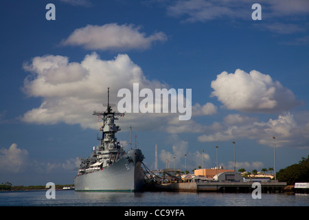 Die USS Missouri Schlachtschiff in der Nähe der USS Arizona Memorial, Pearl Harbor, Honolulu, Hawaii. Stockfoto