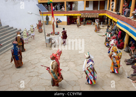 Maskierte Cham-Tänzer Kreisen der Fahnenstange im Hof des Korzok Gompa bei Korzok Gustor, Tsomoriri Lake, (Ladakh) Jammu & Kaschmir, Indien Stockfoto