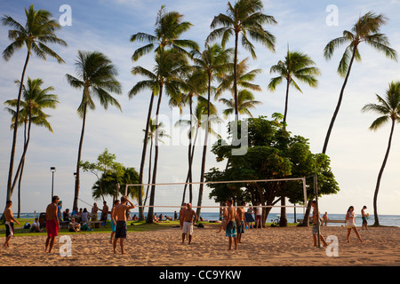 Spielen Sie Volleyball am Fort DeRussy Park, Waikiki Beach, Honolulu, Hawaii. Stockfoto