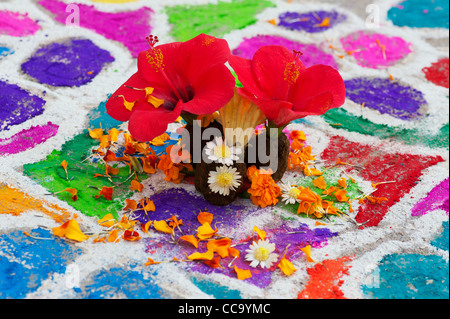 Rangoli Festival farbigen Pulver Design mit Kuhmist und Blumen in einem indischen Straße. Andhra Pradesh, Indien Stockfoto