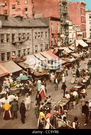 Neue jüdische Markt auf der Ostseite-Postkarte mit einer New Yorker Straße voll mit Anbietern und Fußgänger, ca. 1905 Stockfoto