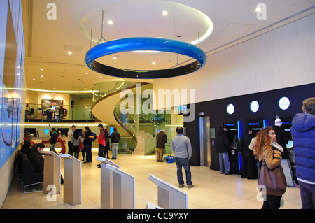 Das Innere der Barclays Bank in Piccadilly Circus, West End, City of Westminster, Greater London, England, Vereinigtes Königreich Stockfoto