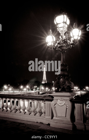 Der Eiffelturm in der Nacht vom Pont Alexandre III, Paris, Frankreich Stockfoto