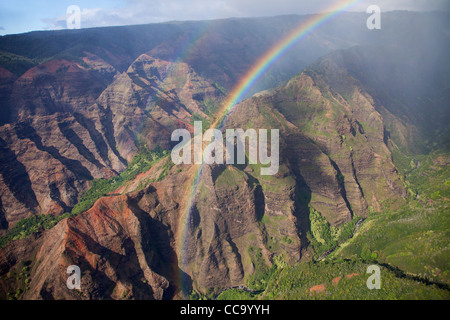 Luftbild des Regenbogens über Waimea Canyon, Kauai, Hawaii. Stockfoto