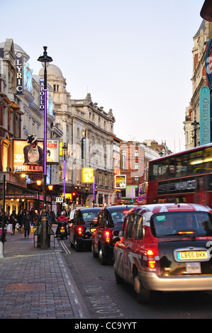 West End Theater in der Abenddämmerung, Shaftesbury Avenue, Soho, West End, City of Westminster, Greater London, England, Vereinigtes Königreich Stockfoto