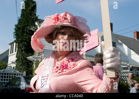 Eine Drag-Queen-Paraden hinunter Commercial Street in Provincetown Karneval. Stockfoto