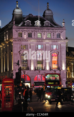 Piccadilly Circus bei Dämmerung, West End, City of Westminster, London, Greater London, England, Vereinigtes Königreich Stockfoto