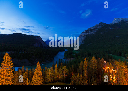 Die Aussicht in der Dämmerung vom Fairmont Banff Springs Hotel in Alberta, Kanada, einschließlich Tunnel MTN (L) und Mt. Rundle (R). Stockfoto