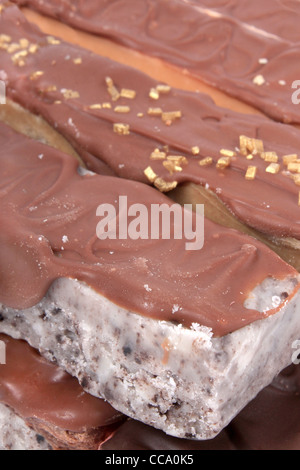 Nahaufnahme von Fudge Bar Haufen in verschiedenen Farben und Aromen in Schokolade bedeckt Stockfoto