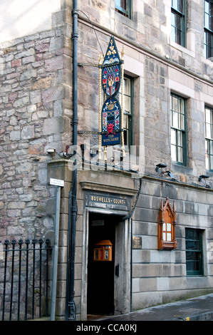 Edinburgh in Schottland mit Bildern und von der berühmten Wahrzeichen Burg, die auf einem Felsvorsprung sitzt Stockfoto