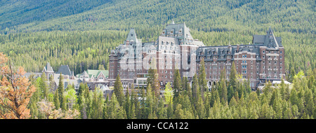 Ein Panorama des Fairmont Banff Springs Hotel vom Tunnel Mountain, Banff, Alberta, Kanada. Stockfoto