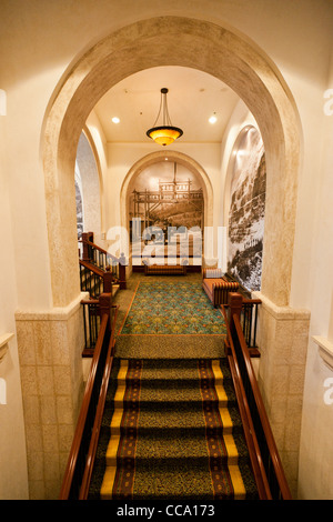 Eine Treppe im Inneren des Fairmont Chateau Lake Louise, Alberta, Kanada. Stockfoto