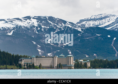 Ski-Hügel am Whitehorn Mountain ist im Hintergrund des Fairmont Chateau Lake Louise, Alberta, Kanada. Stockfoto