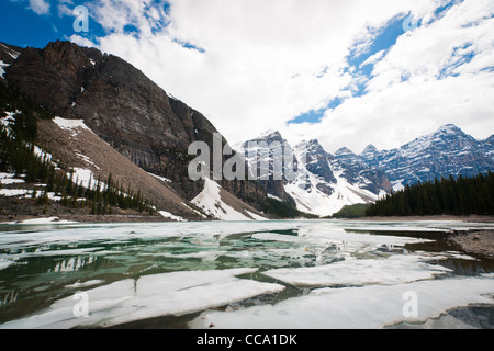 Moraine Lake in der Nähe von Lake Louise im Banff Nationalpark, Alberta, Kanada. Stockfoto