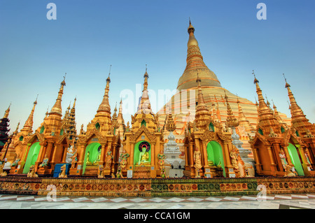 Goldene Türme an der Shwedagon-Pagode (Pagode) | Yangon (Rangoon) | Myanmar (Burma) Stockfoto