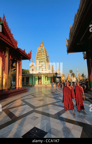 Zwei Mönche, die zu Fuß in Richtung der Mahabodhi Tempel im Stil an der Shwedagon Paya (Pagode) | Yangon (Rangoon) | Myanmar (Burma) Stockfoto