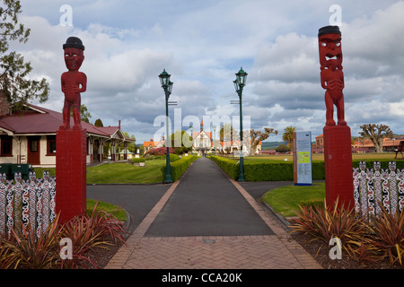 Eingang zum Garten, Museum im Hintergrund. Rotorua. Stockfoto