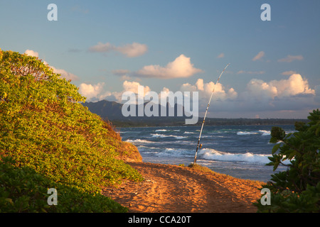 Angeln am Nukoli'i Strand, auch bekannt als Küchen, Kauai, Hawaii. Stockfoto