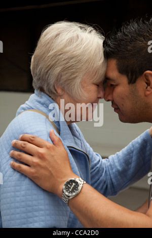 Neuseeland Maori Mann gibt traditionellen Gruß (Hongi) für einen Besucher, Nase und Stirn gleichzeitig berühren. Stockfoto