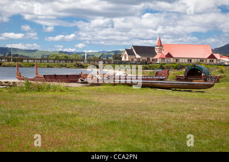 Ohinemutu Dorf, Lake Rotorua, Neuseeland. Maori Kanus im Bau. St. Faith anglikanische Kirche im Hintergrund. Stockfoto