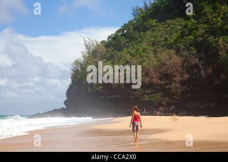 Wanderer am Hanakapi'ai Strand entlang der Kalalau Trail, Na Pali Coast, Kauai, Hawaii. (Modell freigegeben) Stockfoto