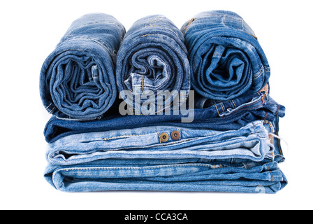 Stapel von verschiedenen Schattierungen von blau Jeans auf weißem Hintergrund Stockfoto