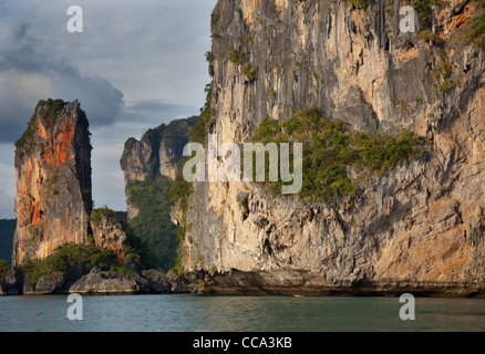 Kalksteinformationen in Ao Phra Nang Andaman Meer Thailand Stockfoto