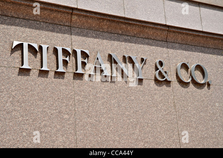 Legende auf der Außenwand einer Tiffany &amp; Co.-Filiale in der Innenstadt von Cincinnati, Ohio Stockfoto